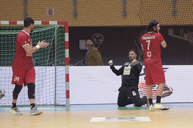 نبرد ستاره هندبال ایران با سختیهای زندگی؛ "لای پر قو با آب پرتقال بزرگ نشدهام!"