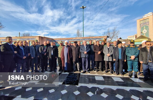 غبار روبی مزار شهدا در اردبیل انجام شد