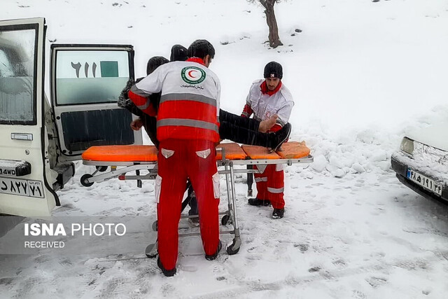 انتقال هوایی بسته‌های غذایی و امدادی به مناطق محاصره در برف چهارمحال و بختیاری