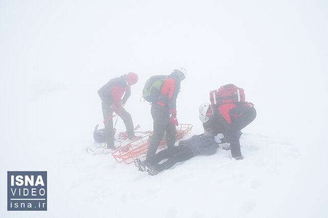 ویدیو / امداد و نجات هلال احمر در برف