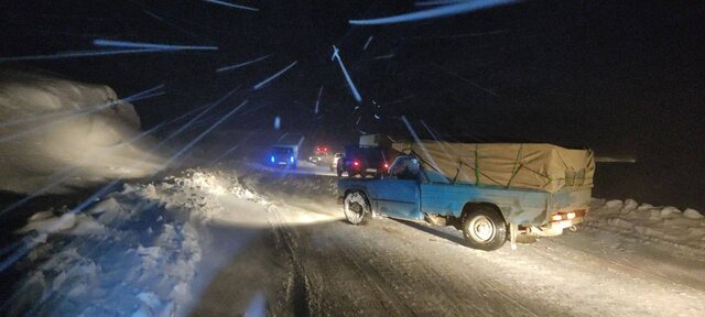 رها سازی ۲۲ خودرو گرفتار در برف و کولاک در آذربایجان غربی
