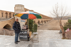 الان 17، 18 ساله این موبایل ها اومده ولی کار ما کساد نشده، چون رزاق کسی دیگه اس! 
حسین فاضل پدر 4 فرزند و عکاسی است.