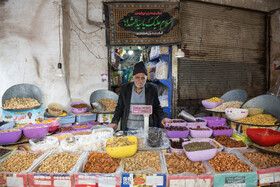 خونه بخابم که سخت تر میشه، زنم هی میگه اینا، بخر اونا بخر، اینجا که راحت ترم! اینجا باشم هم سرم گرمه هم بهتر از اینه که پول خرج کنم...
آقای خسروی پدر 3 فرزند و خواروبار فروش است.