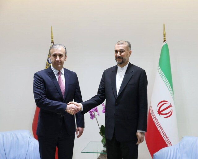 رایزنی امیر عبداللهیان با معاون اقتصادی رئیس جمهور و وزیر نفت ونزوئلا در کاراکاس ابراز تمایل وزیر نفت ونزوئلا نسبت به همکاریهای نفتی نزدیکتر با ایران