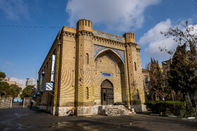 آزمایشگاههای دبیرستان، در دهه چهل شمسی به این مجموعه اضافه شدند، در ضلع غربی ساختمان مرکزی. جانپناههای لبههای بالایی برج، شبیه به قلعههای نظامی دارد.