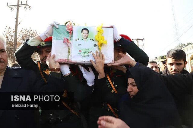 تشییع پیکر شهید "شهرام حیدری" در کرمانشاه تشییع پیکر شهید "شهرام حیدری" در کرمانشاه