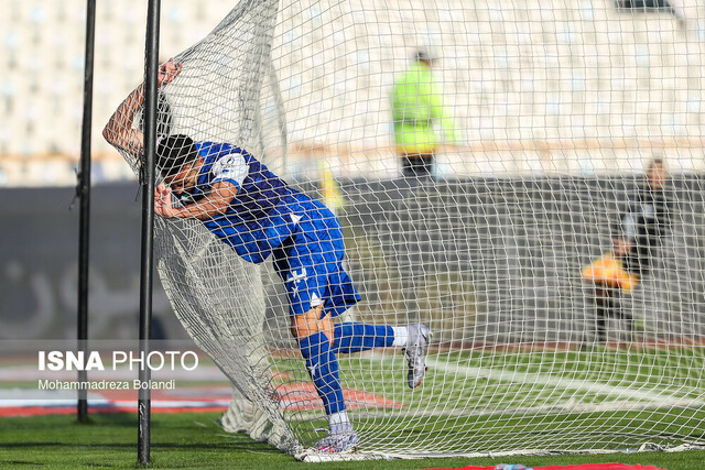 مصدومیت دروازهبان استقلال و گفتوگوی عجیب کاپیتان آبیها در زمین مسابقه مصدومیت دروازهبان استقلال و گفتوگوی عجیب کاپیتان آبیها در زمین مسابقه