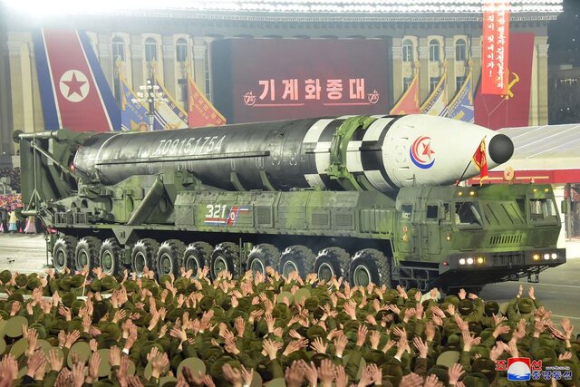 نمایش شبانه قدرت موشکی و هسته‌ای کره‌شمالی با حضور کیم‌جونگ اون
