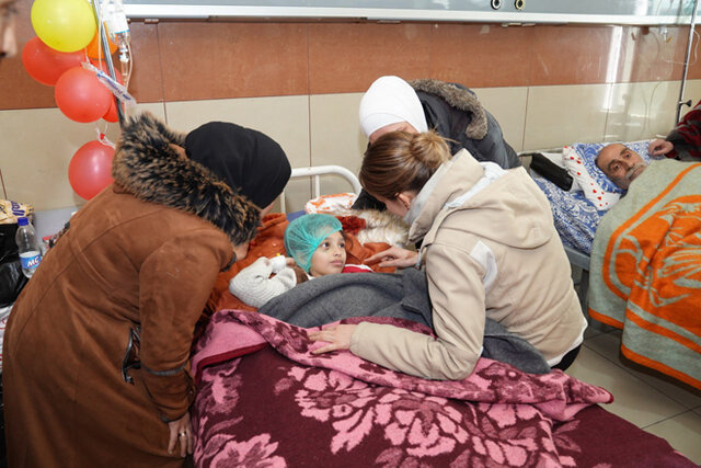 عیادت بشار اسد و همسرش از زلزله‌دگان سوری