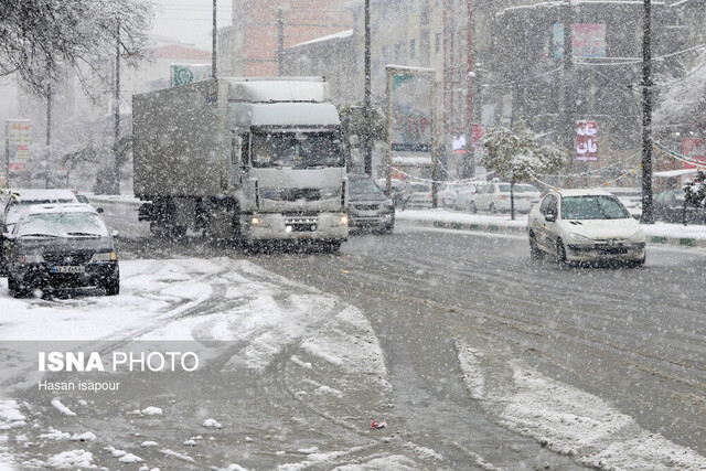 عکس آرشیوی است هشدارهای پلیس راهور به رانندگان و عابران پیاده در روز برفی/ موتورسواری ممنوع