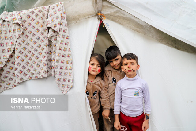 کودکان زلزلهزده خوی در اسکان چادر عمو قناد و عمو نوروز برای کودکان خوی هدیه جمع میکنند