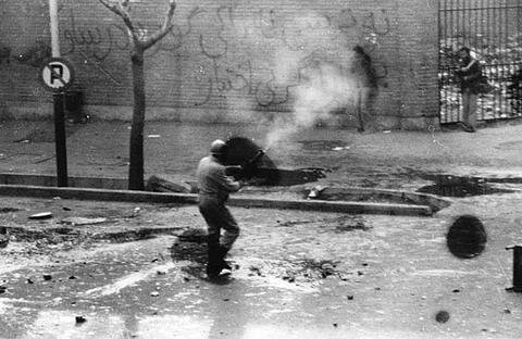 یکصدا فریاد زدند «نزن سرباز»!