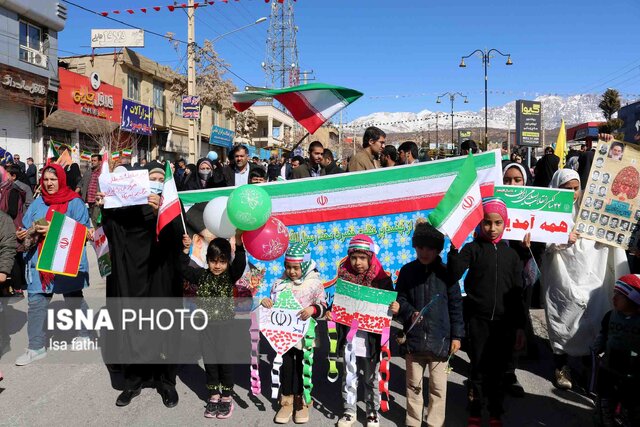 حضور عشایر با لباسهای محلی در راهپیمایی یاسوج