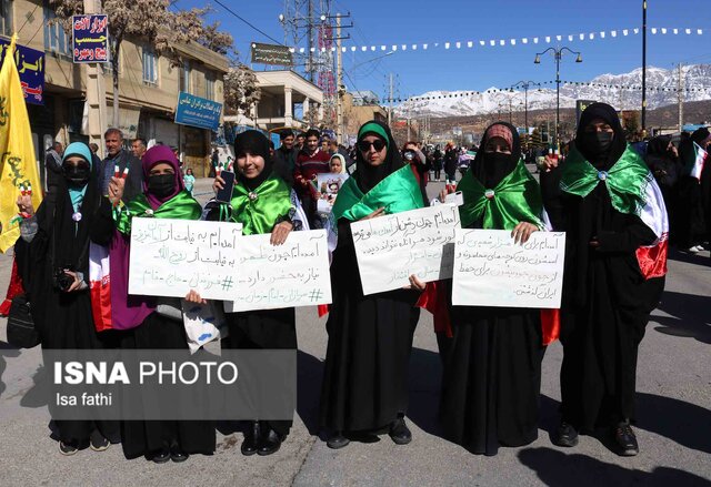 حضور عشایر با لباسهای محلی در راهپیمایی یاسوج