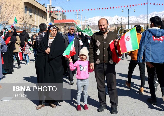 حضور عشایر با لباسهای محلی در راهپیمایی یاسوج