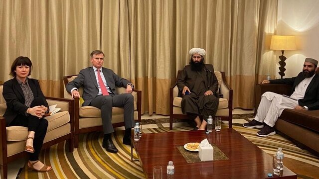 هوگو شورتر از راست نفر سوم دیپلمات انگلیسی: بیثباتی در افغانستان، بحران بشری را عمیقتر و داعش را احیا میکند