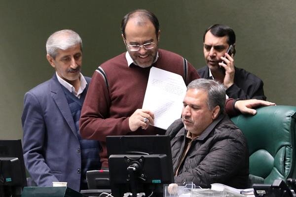 عکسی آرشیوی از نشست کمیسیون تلفیق ۱۴۰۲ اجبار استفاده از پایانههای فروشگاهی برای مشاغل پزشکی و حقوقی