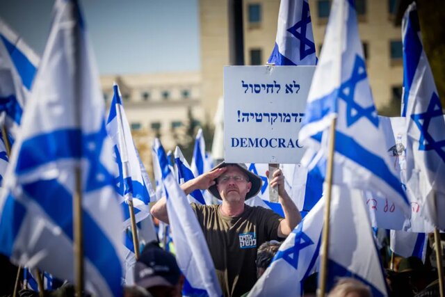تصویب اولیه ۲ بند از طرح اصلاحات قضایی در کنست/ معترضان اسرائیلی باز هم در خیابان