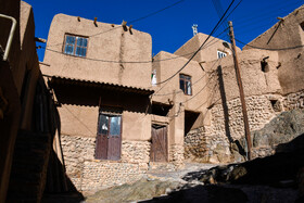 روستای «قلعه بالا» در شمالی‌ترین قسمت دشت کویر ایران واقع شده است و منطقه‌ای بیابانی محسوب می‌شود.