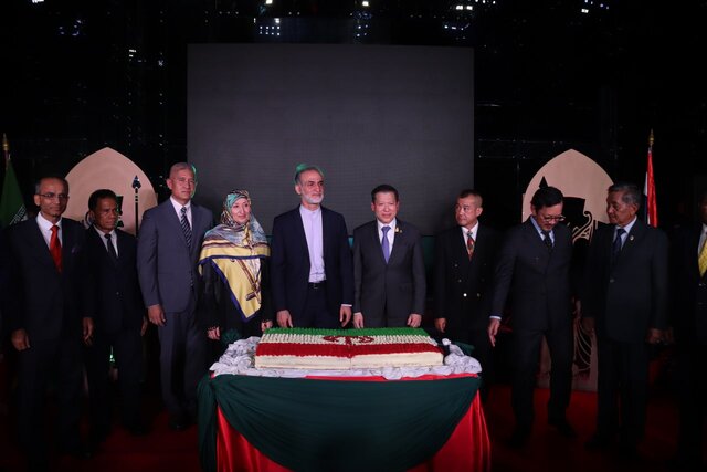 پیروزی انقلاب موجب استقلال و رهایی از نفوذ ابرقدرت‌ها شد