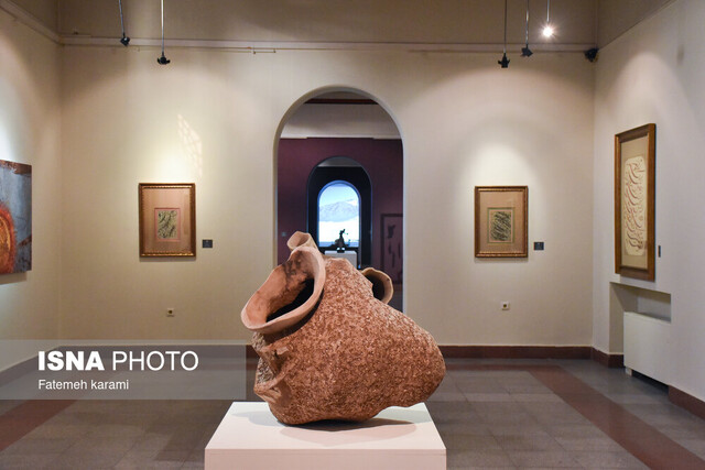 عکس خبر تزیینی و از شانزدهمین جشنواره هنرهای تجسمی فجر است بخشهای «سرامیک و آبگینه هنری» و «خوشنویسی» فجر داورانش را شناخت