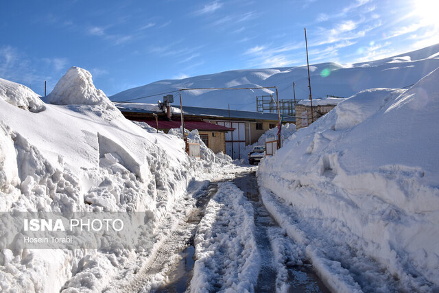 امدادرسانی ارتش به روستاهای محاصره در برف چهارمحال‌وبختیاری ادامه دارد