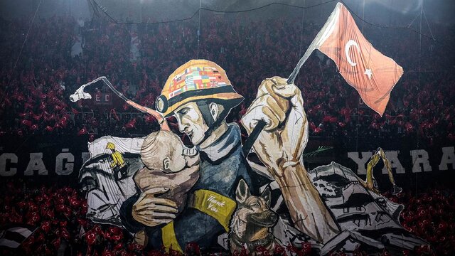 اقدام زیبای هواداران ترابزون بعد از زلزله ویرانگر + عکس