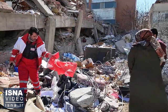 ویدیو / بیرون کشیدن پرچم ترکیه از زیر آوار توسط امدادگر ایرانی ویدیو / بیرون کشیدن پرچم ترکیه از زیر آوار توسط امدادگر ایرانی