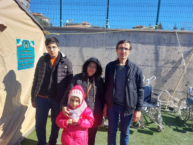 بازگشت خانوادههای زلزلهزده به خانههایشان با ترس و اضطراب همراه است از ترس زلزله، ۸ روز در یک تالار عروسی پناه گرفتیم/ امیدوارم شرایط زودتر به حالت عادی برگردد