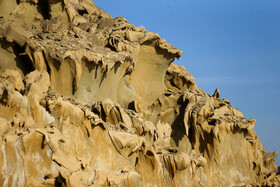 به طور کلی سواحل صخره‌ای به نسبت سواحل شنی جذابیت بیشتری دارند. 