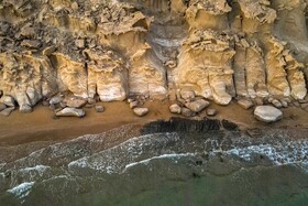 این اشکال حاصل میلیون‌ها سال نفوذ آب از میان شیارها و حفره‌های مختلف این صخره‌ها است. تفاوت شکل ظاهری و ساختار مکسر در واقع وجه تمایز آن با سایر سواحل ایران است و آن را به اثری ملی-طبیعی تبدیل کرده است. 
