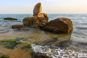 این صخره‌ها به حدی زیبا هستند که در هنگام حضور در ساحل مکسر زیباییِ آب شفاف را تحت الشعاع قرار می‌دهند. 