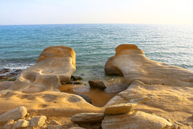ساحل مکسر در کرانه ساحلی خلیج ‌فارس و استان هرمزگان واقع شده است. این سواحل صخره‌ای، در حدفاصل شهر پارسیان تا بندر مقام و در چند کیلومتری شهر بندر مقام، قرار دارند. بندر مقام از توابع بخش شیبکوه و در شهرستان بندر لنگه است.
