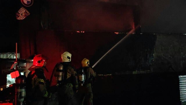 آتشسوزی گسترده در یک مجتمع تعمیرگاهی در شمال شرق تهران