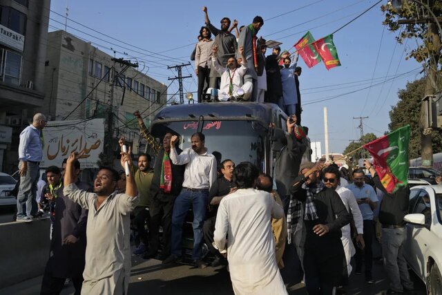 حامیان عمران خان با درخواست "بازداشت"، در لاهور تجمع کردند