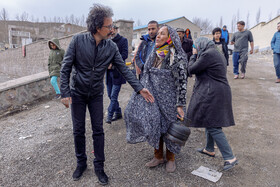 حضور عوامل فیلم سینمایی «در آغوش درخت» در کمپ زلزله‌زدگان خوی