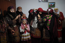 عروسی کرمانجی برای بستن روسری عروس ابتدا یک شال مشکی بسته میشود و سپس شال قرمز به عنوان سربند استفاده میشود. بعد از آن با چنگه که از سکههای قدیمی ساخته شده، شالها را محکم میکنند.