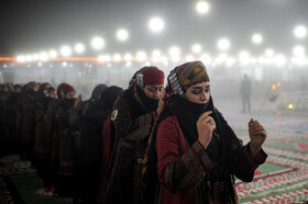 عروسی کرمانجی زنان کرمانج با نظم و ریتم سنتی و خاصی در حال رقص و پایکوبی هستند.