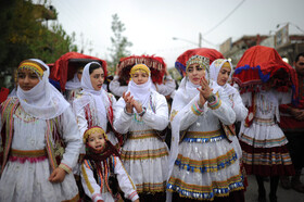 عروسی کرمانجی بستگان عروس و داماد در حال رقص و پایکوبی هستند.