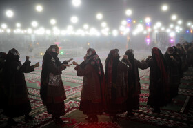 عروسی کرمانجی زنان کرمانج با نظم و ریتم سنتی و خاصی در حال رقص و پایکوبی هستند.