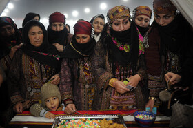 عروسی کرمانجی مهمانان در مجلس هدایای خود را به خانواده عروس و داماد تقدیم میکنند.