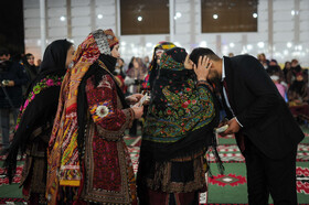 عروسی کرمانجی مادربزرگ عروس برای عروس و داماد آرزوی خوشبختی میکند.