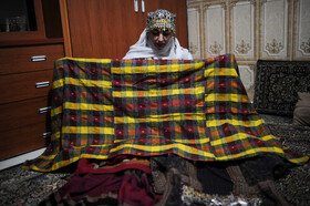 عروسی کرمانجی لباس عروس از جمله (۲ روسری مشکی و قرمز،لباس از ابریشم، دستبند (بلرزین) که از جنس نقره و قدیمی است، چنگه (از سکههای قدیمی) گوشواره، کت (پیست) برای جشن آماده پوشیدن میشود.