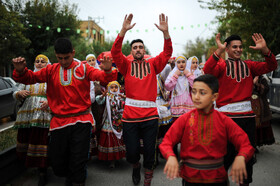 عروسی کرمانجی بستگان عروس و داماد در حال رقص و پایکوبی