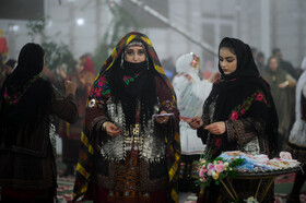 عروسی کرمانجی عروس و خواهر گفته (ساق دوش عروس) به مهمانان در مجلس دستمالی کردی (نماد قدرت در فرهنگ کرمانجی)، را هدیه میدهند.