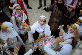 عروسی کرمانجی عروس در منزل خواهر گفته (ساق دوش عروس) به همه مهمانان شاباش میدهد.