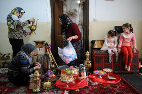 عروسی کرمانجی مادر عروس در حال آماده کردن وسایل جشن