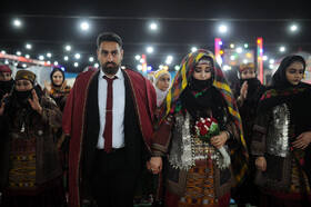 عروسی کرمانجی عروس و داماد به همه میهمانان خوشآمد میگویند.