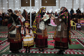 عروسی کرمانجی عروس و داماد در ساعات پایانی جشن با هم رقص سنتی را انجام میدهند و میهمانان به آنها شاباش میدهند.