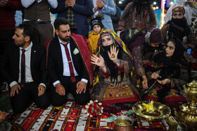 عروسی کرمانجی در فرهنگ کرمانج کف دست و انگشتان عروس و داماد را حنا میگذارند.